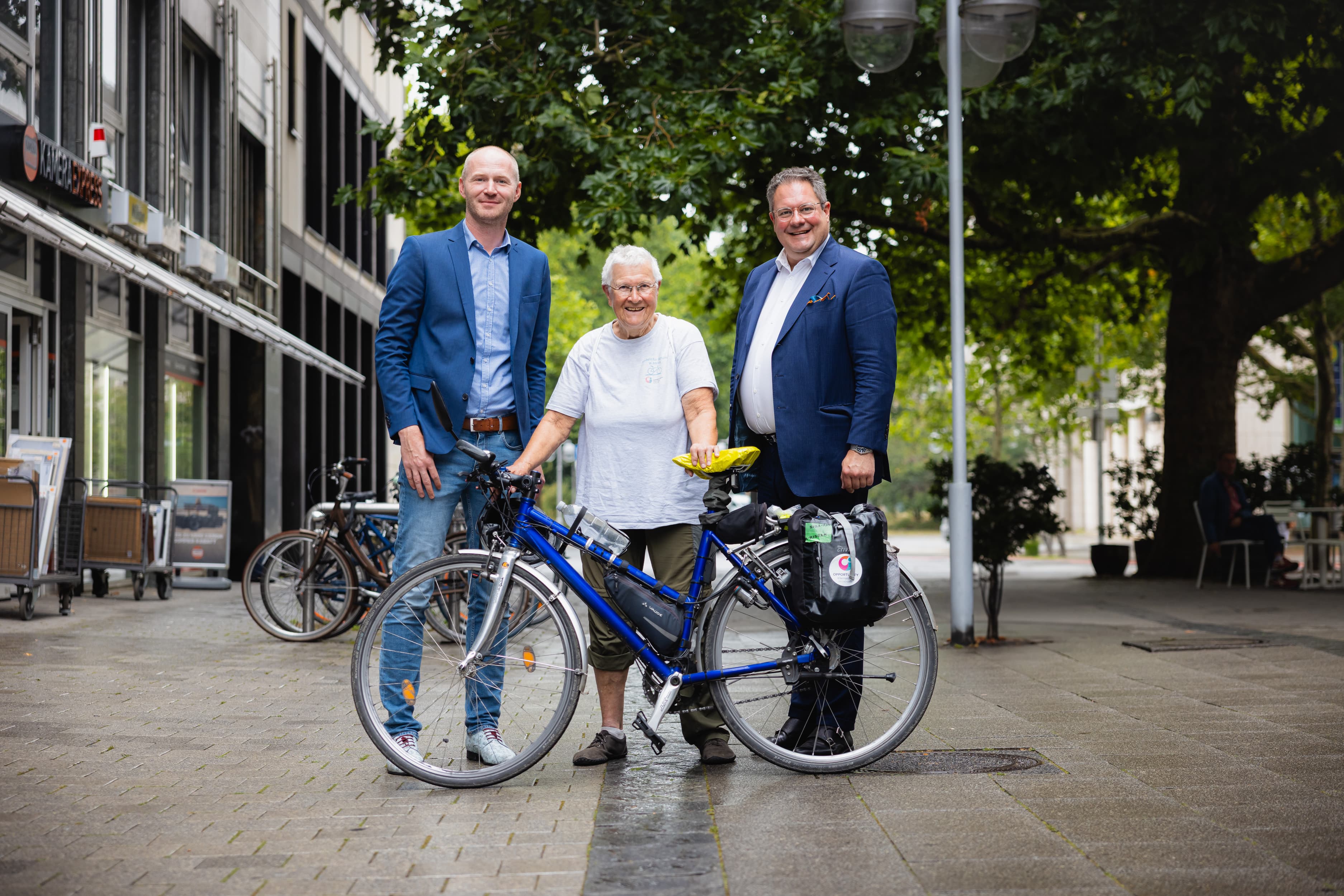 79-Jährige sitzt über 50.000 Kilometer im Fahrradsattel, um Spenden zu sammeln